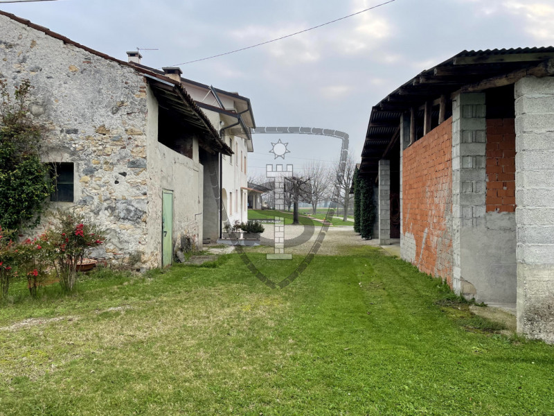 A Pianezze proponiamo in vendita uno spazioso casale da ristrutturare di 250 mq, con la possibili...