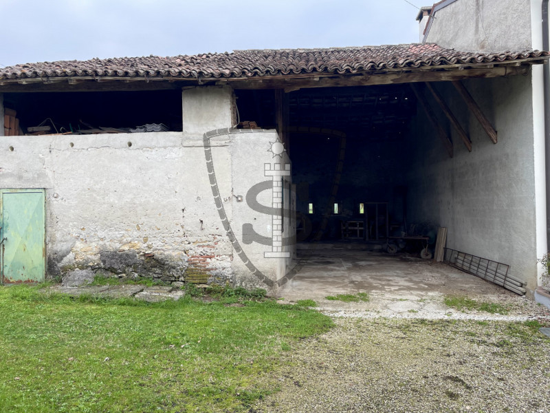 A Pianezze proponiamo in vendita uno spazioso casale da ristrutturare di 250 mq, con la possibili...