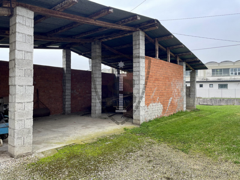 A Pianezze proponiamo in vendita uno spazioso casale da ristrutturare di 250 mq, con la possibili...