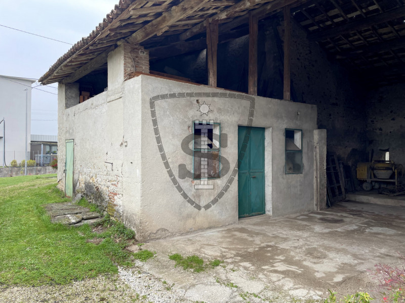 A Pianezze proponiamo in vendita uno spazioso casale da ristrutturare di 250 mq, con la possibili...