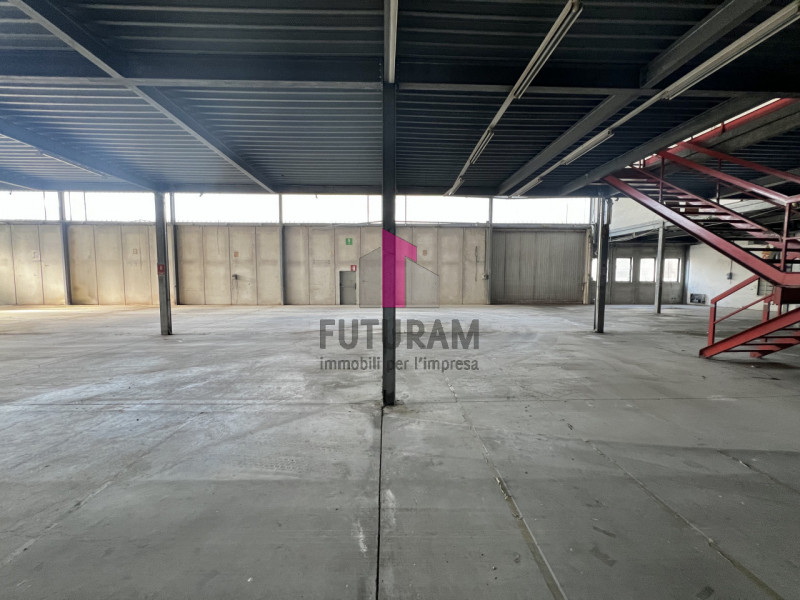 CAPANNONE INDUSTRIALE CON AREA NEGOZIO FRONTE STRADA

VICENZA OVEST - RIF. 521 FUTURAM - PER INFO...