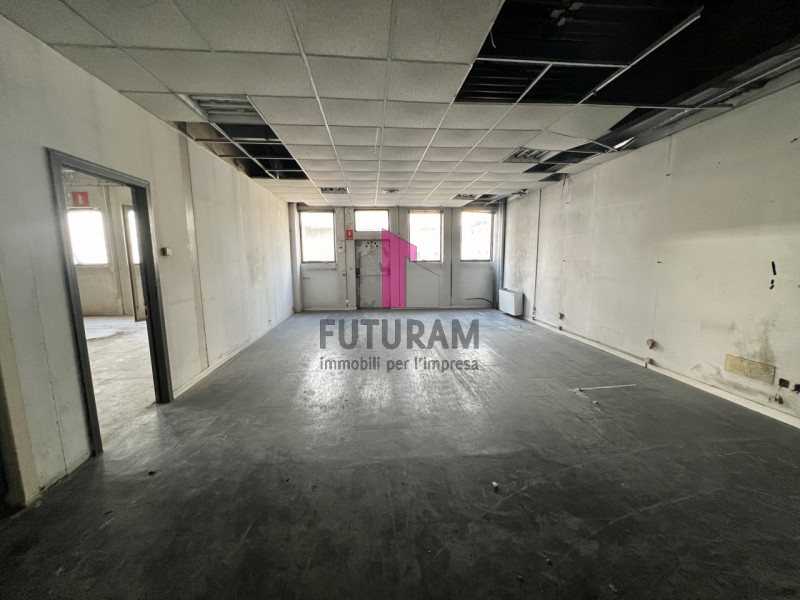 CAPANNONE INDUSTRIALE CON AREA NEGOZIO FRONTE STRADA

VICENZA OVEST - RIF. 521 FUTURAM - PER INFO...