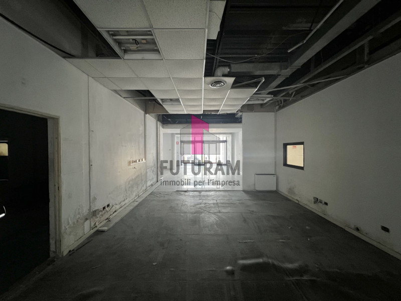 CAPANNONE INDUSTRIALE CON AREA NEGOZIO FRONTE STRADA

VICENZA OVEST - RIF. 521 FUTURAM - PER INFO...