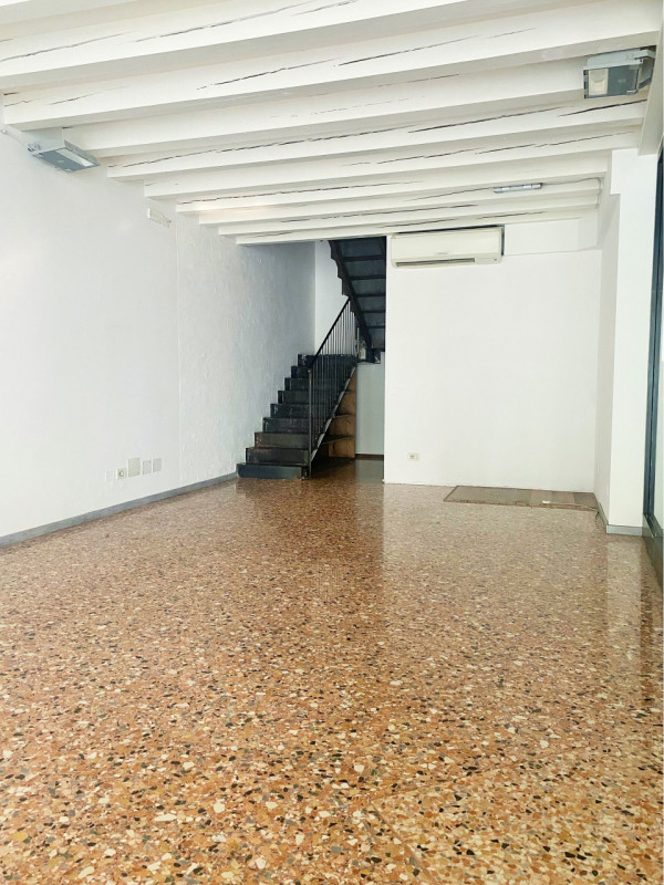 Castelfranco V.to: lungo la camminata dei portici, cuore commerciale cittadino, proponiamo in loc...