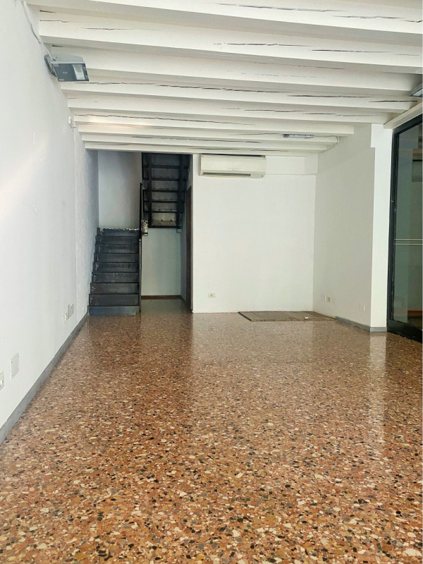 Castelfranco V.to: lungo la camminata dei portici, cuore commerciale cittadino, proponiamo in loc...