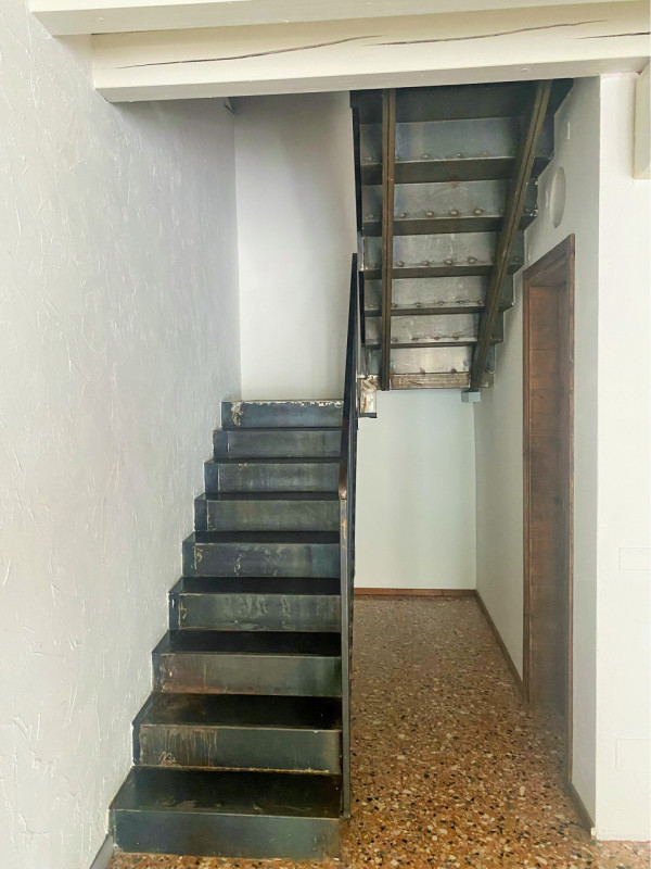 Castelfranco V.to: lungo la camminata dei portici, cuore commerciale cittadino, proponiamo in loc...