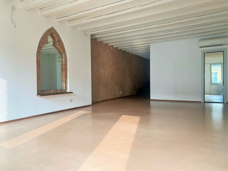 Castelfranco V.to: lungo la camminata dei portici, cuore commerciale cittadino, proponiamo in loc...