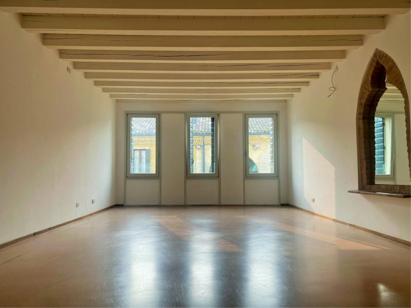 Castelfranco V.to: lungo la camminata dei portici, cuore commerciale cittadino, proponiamo in loc...