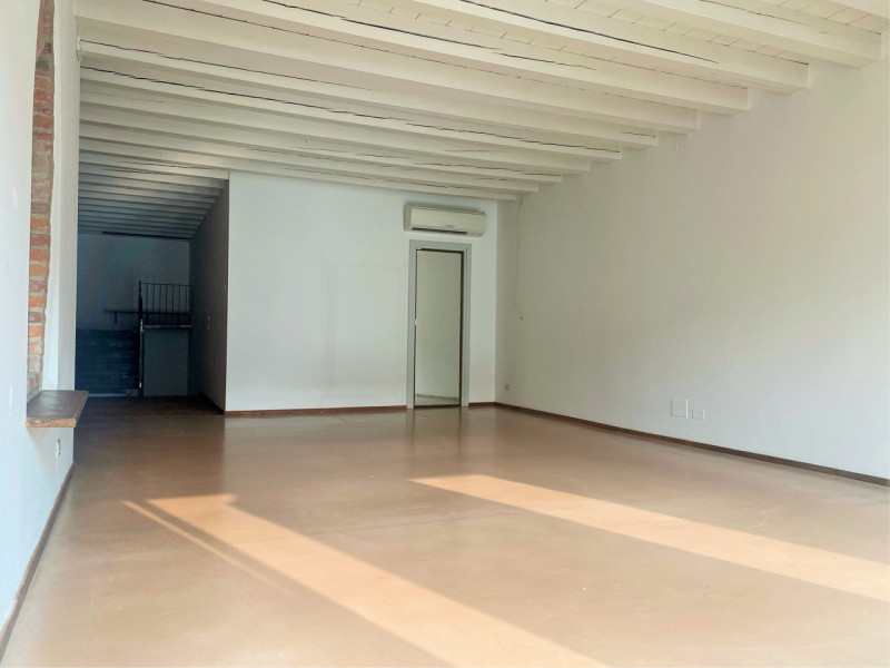 Castelfranco V.to: lungo la camminata dei portici, cuore commerciale cittadino, proponiamo in loc...