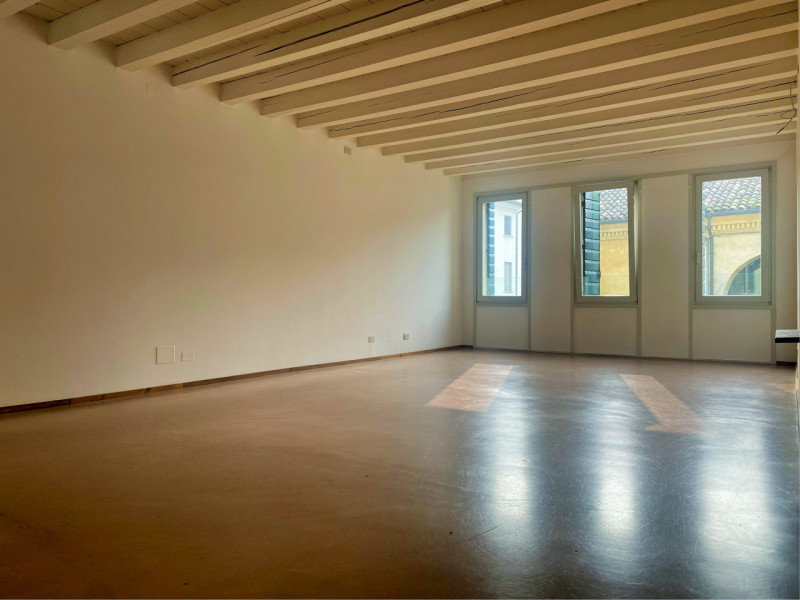 Castelfranco V.to: lungo la camminata dei portici, cuore commerciale cittadino, proponiamo in loc...