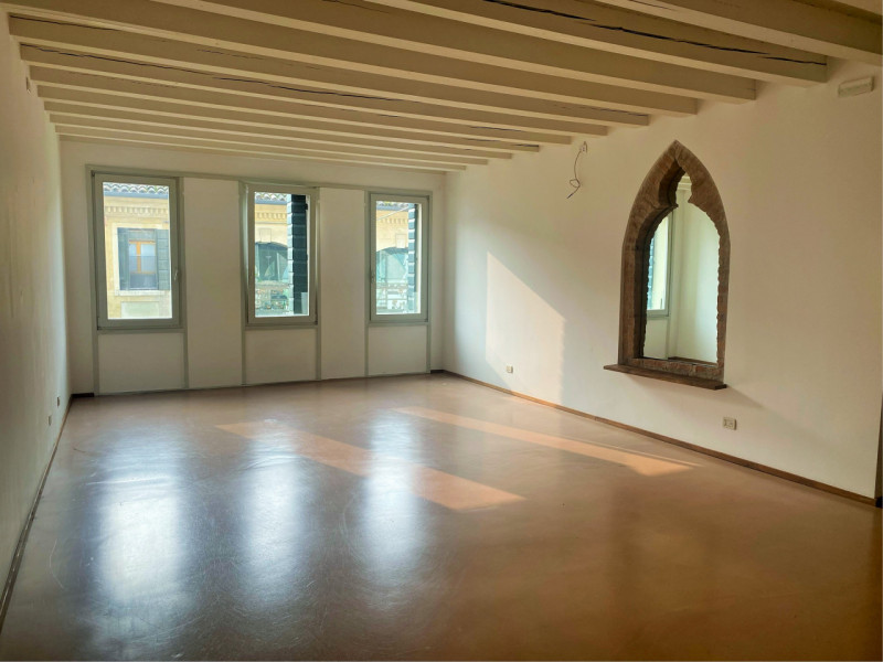 Castelfranco V.to: lungo la camminata dei portici, cuore commerciale cittadino, proponiamo in loc...