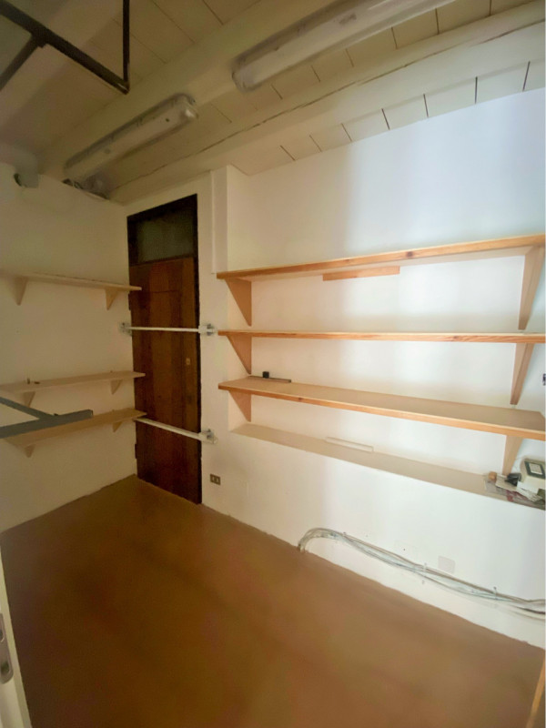 Castelfranco V.to: lungo la camminata dei portici, cuore commerciale cittadino, proponiamo in loc...