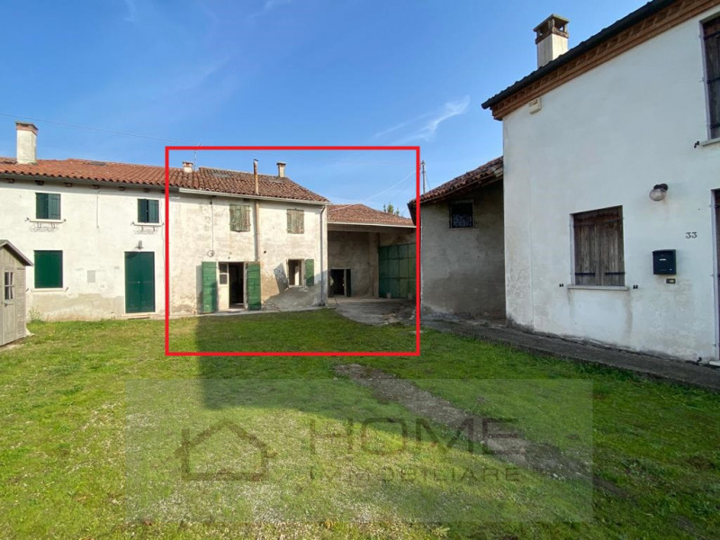 Immerso nel suggestivo paesaggio di Bastia, si trova questo rustico/rudere in vendita. Con una su...