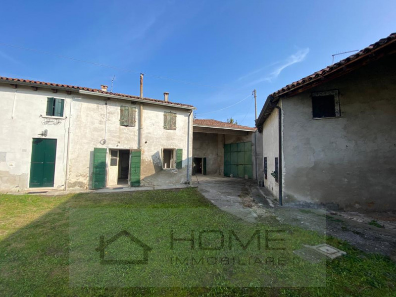 Immerso nel suggestivo paesaggio di Bastia, si trova questo rustico/rudere in vendita. Con una su...