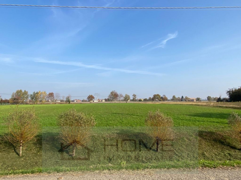 Immerso nel suggestivo paesaggio di Bastia, si trova questo rustico/rudere in vendita. Con una su...