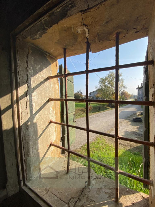 Immerso nel suggestivo paesaggio di Bastia, si trova questo rustico/rudere in vendita. Con una su...