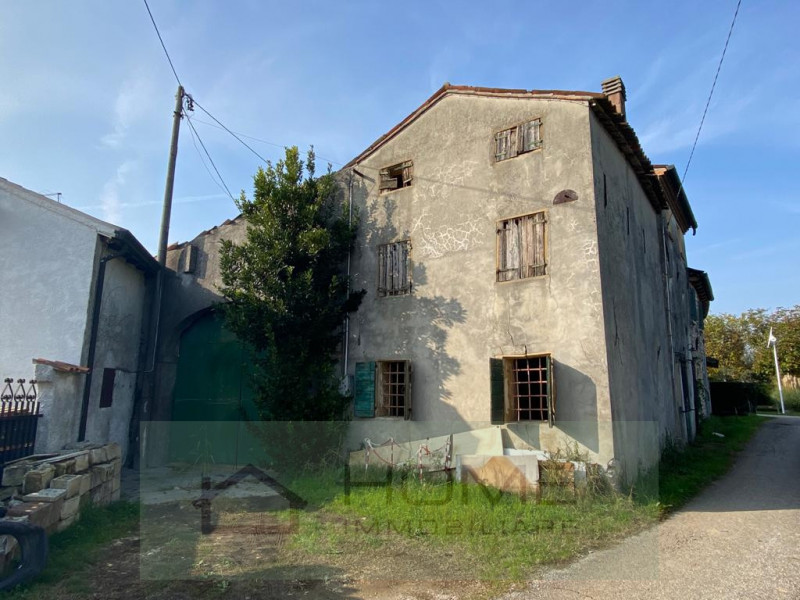 Immerso nel suggestivo paesaggio di Bastia, si trova questo rustico/rudere in vendita. Con una su...