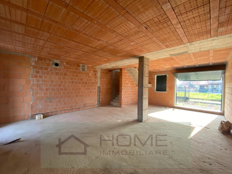 In vendita a Albettone, nella zona centralissima del paese, proponiamo una prestigiosa porzione d...