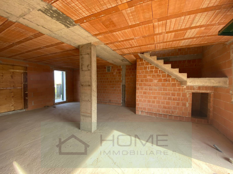 In vendita a Albettone, nella zona centralissima del paese, proponiamo una prestigiosa porzione d...