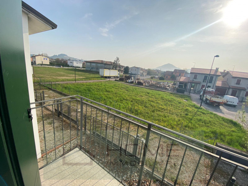 In vendita a Albettone, nella zona centralissima del paese, proponiamo una prestigiosa porzione d...