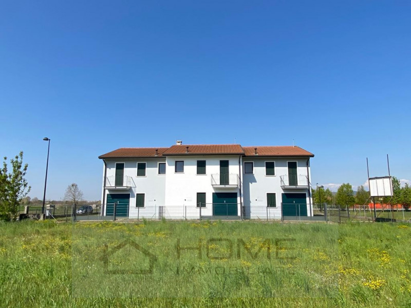 In vendita a Albettone, nella zona centralissima del paese, proponiamo una prestigiosa porzione d...