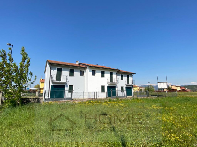 In vendita a Albettone, nella zona centralissima del paese, proponiamo una prestigiosa porzione d...