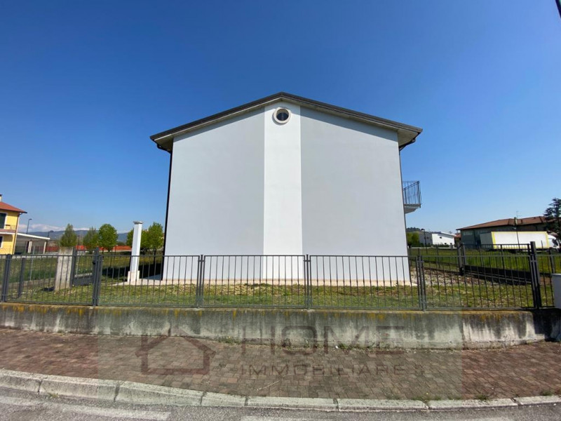 In vendita a Albettone, nella zona centralissima del paese, proponiamo una prestigiosa porzione d...