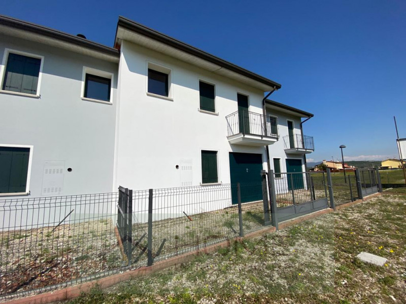 In vendita a Albettone, nella zona centralissima del paese, proponiamo una prestigiosa porzione d...