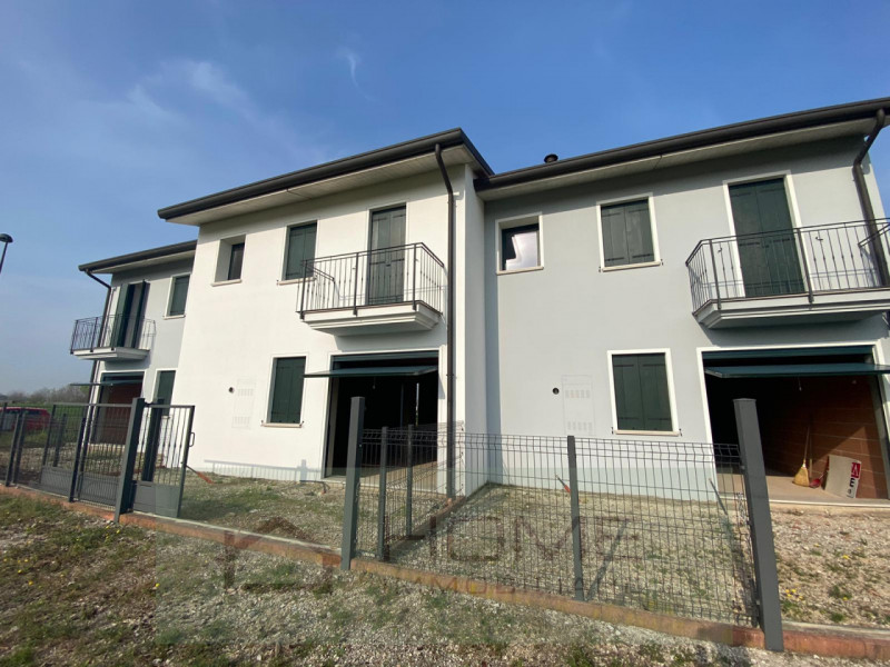 In vendita a Albettone, nella zona centralissima del paese, proponiamo una prestigiosa porzione d...