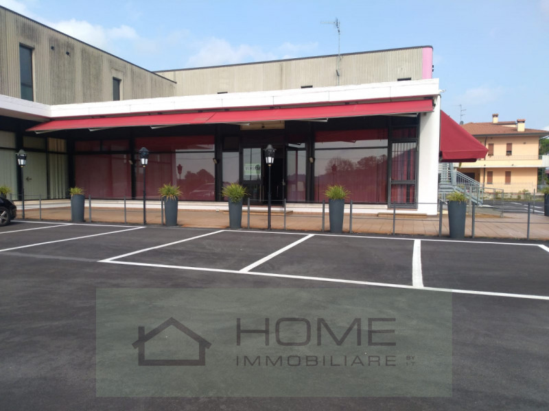 Si vende locale con destinazione bar-ristorante/mensa per complessi produttivi oltre alle attivit...