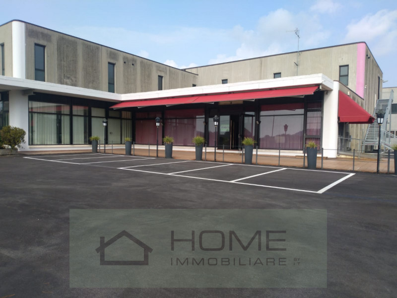 Si vende locale con destinazione bar-ristorante/mensa per complessi produttivi oltre alle attivit...