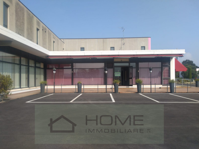 Si vende locale con destinazione bar-ristorante/mensa per complessi produttivi oltre alle attivit...