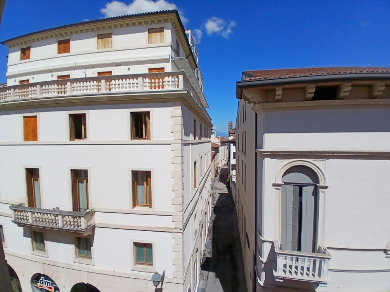 PRESTIGIOSA SOLUZIONE DI CIRCA 200 MQ, IN PALAZZO STORICO NEL CUORE DI VICENZA. CODICE 44210 EURO...