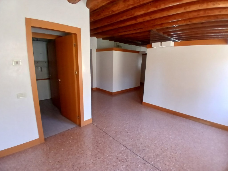 PRESTIGIOSA SOLUZIONE DI CIRCA 200 MQ, IN PALAZZO STORICO NEL CUORE DI VICENZA. CODICE 44210 EURO...