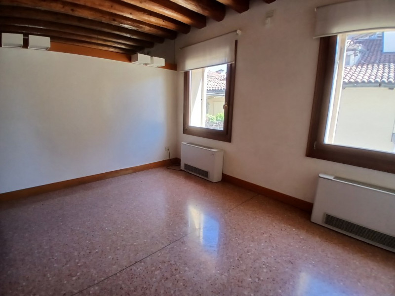 PRESTIGIOSA SOLUZIONE DI CIRCA 200 MQ, IN PALAZZO STORICO NEL CUORE DI VICENZA. CODICE 44210 EURO...