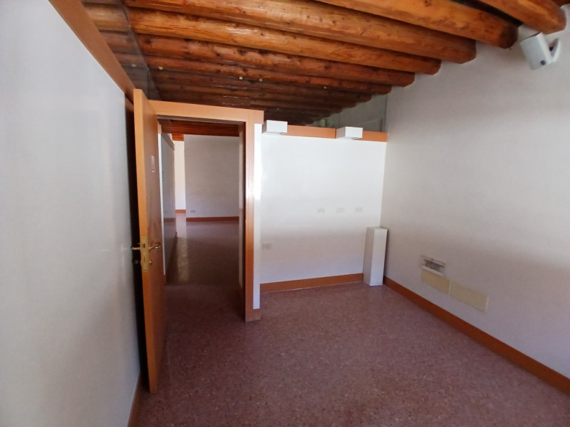 PRESTIGIOSA SOLUZIONE DI CIRCA 200 MQ, IN PALAZZO STORICO NEL CUORE DI VICENZA. CODICE 44210 EURO...