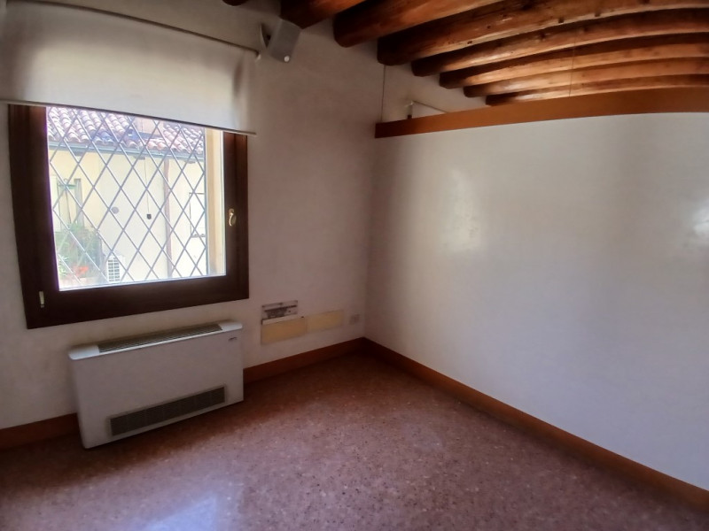 PRESTIGIOSA SOLUZIONE DI CIRCA 200 MQ, IN PALAZZO STORICO NEL CUORE DI VICENZA. CODICE 44210 EURO...