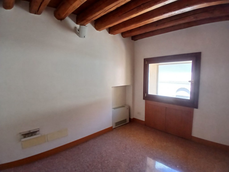 PRESTIGIOSA SOLUZIONE DI CIRCA 200 MQ, IN PALAZZO STORICO NEL CUORE DI VICENZA. CODICE 44210 EURO...