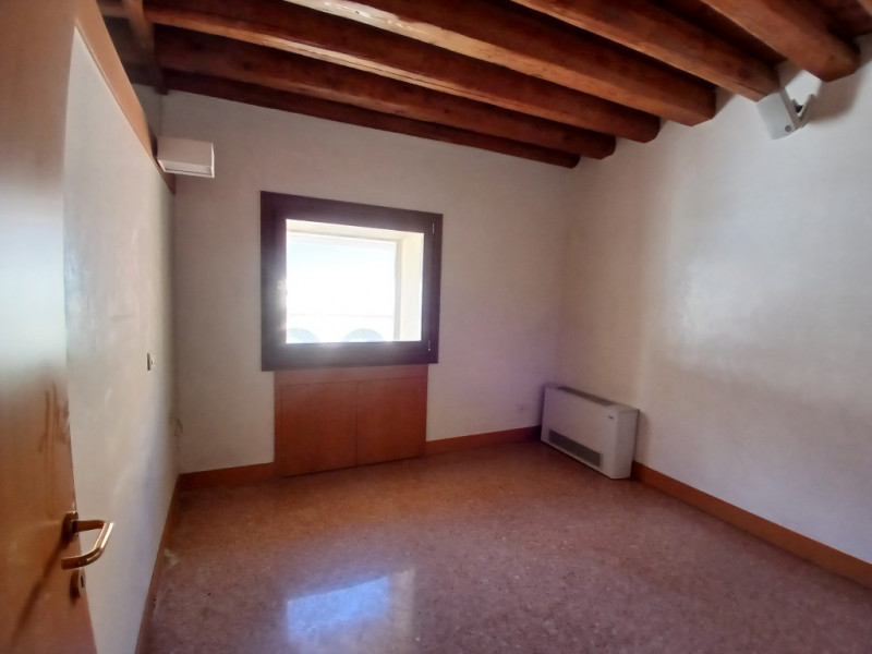 PRESTIGIOSA SOLUZIONE DI CIRCA 200 MQ, IN PALAZZO STORICO NEL CUORE DI VICENZA. CODICE 44210 EURO...