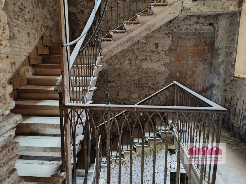 ARCUGNANO COLLINA – VILLA MONTANARI: UN GIOIELLO IN ATTESA DI RINASCERE

Adagiata sulle dolci col...