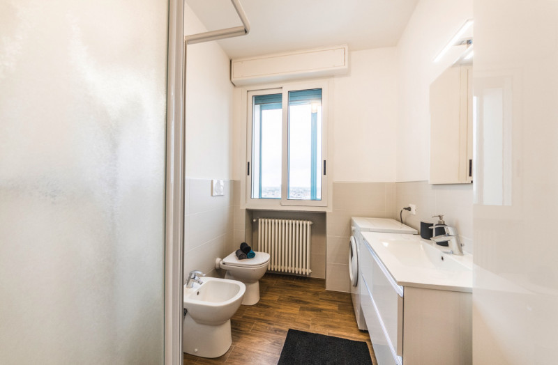 Padova - Zona Stazione

L'appartamento è situato al 18esimo ed ultimo piano in condominio dotato ...