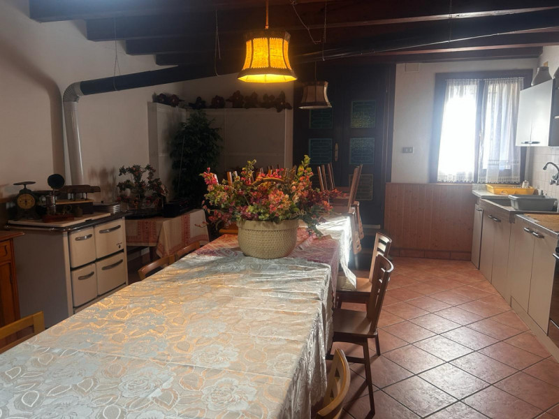 Ci troviamo a Sovizzo, più precisamente a Monte San Lorenzo; 
la località offre non solo una vist...