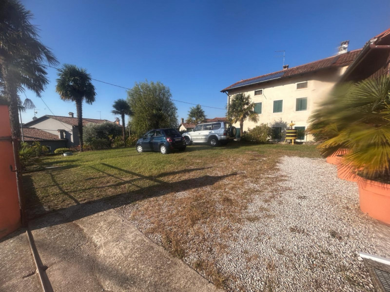 Ci troviamo a Sovizzo, più precisamente a Monte San Lorenzo; 
la località offre non solo una vist...