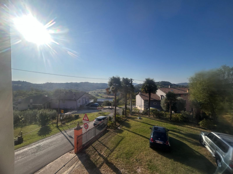 Ci troviamo a Sovizzo, più precisamente a Monte San Lorenzo; 
la località offre non solo una vist...