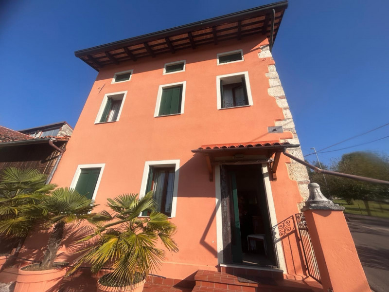 Ci troviamo a Sovizzo, più precisamente a Monte San Lorenzo; 
la località offre non solo una vist...