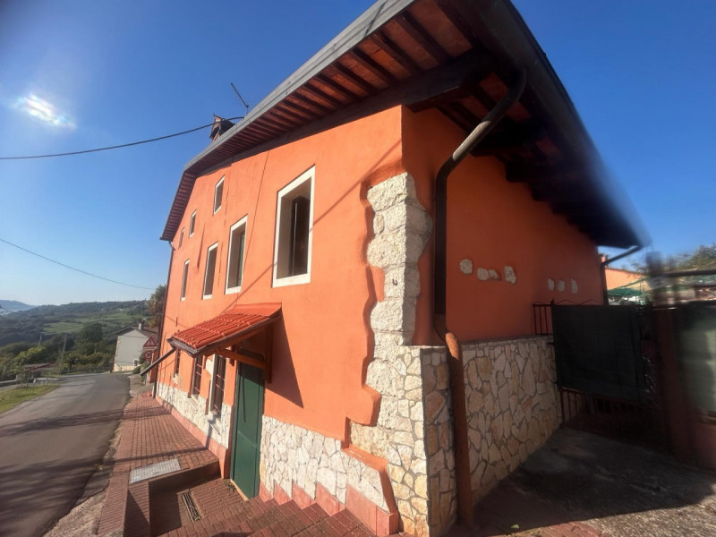 Ci troviamo a Sovizzo, più precisamente a Monte San Lorenzo; 
la località offre non solo una vist...