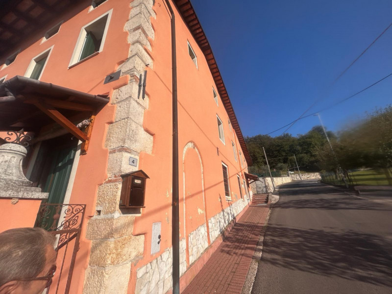 Ci troviamo a Sovizzo, più precisamente a Monte San Lorenzo; 
la località offre non solo una vist...