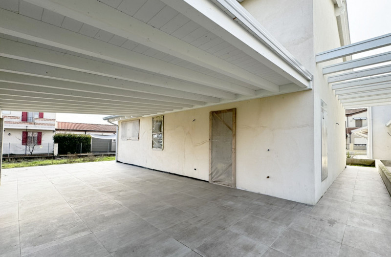 COMPOSIZIONE:
L'abitazione è costituita da: zona giorno di circa 40 mq con vetrata verso l'ampio ...