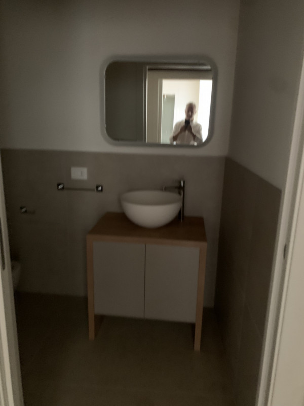 Scopri questo affascinante attico di 130 mq, situato all'ultimo piano di un palazzo storico ben t...