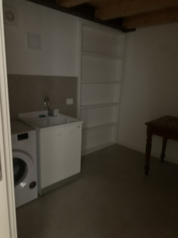 Scopri questo affascinante attico di 130 mq, situato all'ultimo piano di un palazzo storico ben t...